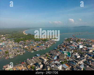 Chumphon, Thaïlande - 10 février 2023 : point de vue aérien drone de la rivière Tha Taphap depuis le point de vue de la montagne Khao Matsee à Pak Nam, Chumphon, Thail Banque D'Images