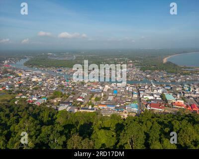 Chumphon, Thaïlande - 10 février 2023 : point de vue aérien drone de la rivière Tha Taphap depuis le point de vue de la montagne Khao Matsee à Pak Nam, Chumphon, Thail Banque D'Images
