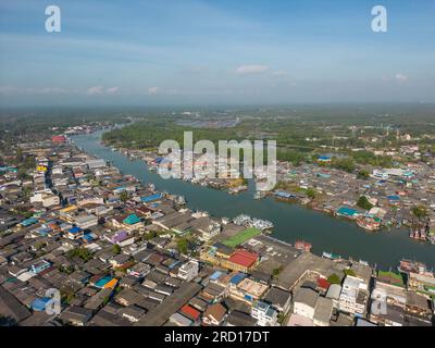 Chumphon, Thaïlande - 10 février 2023 : point de vue aérien drone de la rivière Tha Taphap depuis le point de vue de la montagne Khao Matsee à Pak Nam, Chumphon, Thail Banque D'Images
