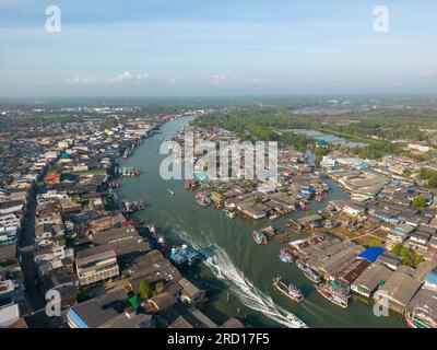 Chumphon, Thaïlande - 10 février 2023 : point de vue aérien drone de la rivière Tha Taphap depuis le point de vue de la montagne Khao Matsee à Pak Nam, Chumphon, Thail Banque D'Images