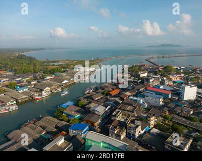 Chumphon, Thaïlande - 10 février 2023 : point de vue aérien drone de la rivière Tha Taphap depuis le point de vue de la montagne Khao Matsee à Pak Nam, Chumphon, Thail Banque D'Images