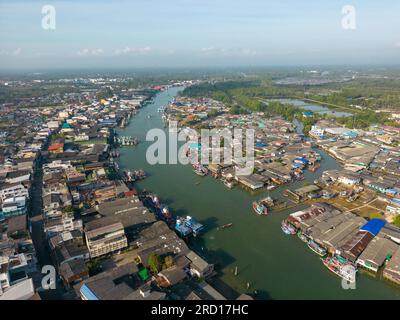 Chumphon, Thaïlande - 10 février 2023 : point de vue aérien drone de la rivière Tha Taphap depuis le point de vue de la montagne Khao Matsee à Pak Nam, Chumphon, Thail Banque D'Images