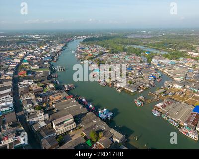 Chumphon, Thaïlande - 10 février 2023 : point de vue aérien drone de la rivière Tha Taphap depuis le point de vue de la montagne Khao Matsee à Pak Nam, Chumphon, Thail Banque D'Images