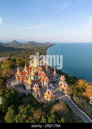 Wat Tang Sai est situé le long de la mer Ban Krut, sous-district de Thong Chai, district de Bang Saphan, province de Prachuap Khiri Khan. Banque D'Images