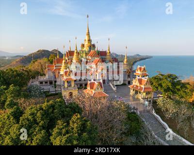 Wat Tang Sai est situé le long de la mer Ban Krut, sous-district de Thong Chai, district de Bang Saphan, province de Prachuap Khiri Khan. Banque D'Images