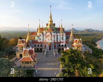 Wat Tang Sai est situé le long de la mer Ban Krut, sous-district de Thong Chai, district de Bang Saphan, province de Prachuap Khiri Khan. Banque D'Images