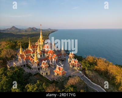 Wat Tang Sai est situé le long de la mer Ban Krut, sous-district de Thong Chai, district de Bang Saphan, province de Prachuap Khiri Khan. Banque D'Images