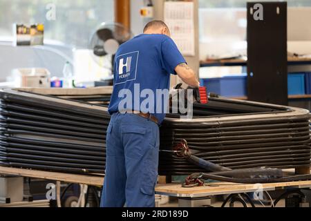 Kassel, Allemagne. 12 juillet 2023. Un employé de Hübner-Werke travaille au démantèlement d’un système de transition de la flotte ICE 3. Le groupe Hübner de Kassel, dans le nord de la Hesse, achève la rénovation des multisegments pour l'ensemble de la flotte ICE 3 de Deutsche Bahn. (À dpa: "Rafraîchissement : modernisation de la flotte ICE 3 proche de l'achèvement") crédit : Swen Pförtner/dpa/Alamy Live News Banque D'Images