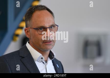 Kassel, Allemagne. 12 juillet 2023. Sebastian Harz, responsable du service et de la rénovation du groupe Hübner, s’entretient avec les représentants des médias. Le groupe Hübner de Kassel, dans le nord de la Hesse, achève la rénovation des multisegments pour l'ensemble de la flotte ICE 3 de Deutsche Bahn. (À dpa: "Rafraîchissement : modernisation de la flotte ICE 3 proche de l'achèvement") crédit : Swen Pförtner/dpa/Alamy Live News Banque D'Images