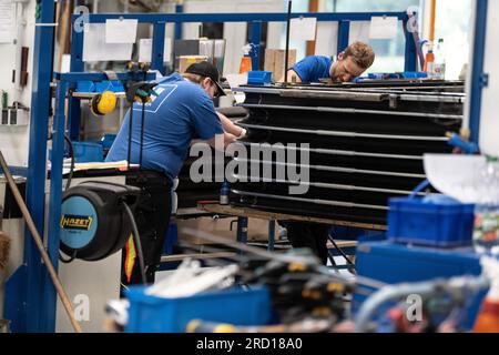 Kassel, Allemagne. 12 juillet 2023. Les employés de Hübner-Werke travaillent sur un système de transition pour la flotte ICE 3. Le groupe Hübner de Kassel, dans le nord de la Hesse, achève la rénovation des multisegments pour l'ensemble de la flotte ICE 3 de Deutsche Bahn. (À dpa: "Rafraîchissement : modernisation de la flotte ICE 3 en voie d'achèvement") crédit : Swen Pförtner/dpa/Alamy Live News Banque D'Images