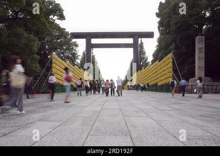 14 juillet 2023, Tokyo, Japon : Festival Mitama du 13 au 16 juillet. Basé sur Obon, un ancien festival japonais pour honorer les esprits des ancêtres décédés. Aujourd'hui, il est devenu un festival d'été aimé à Tokyo. Crédit : Michael Steinebach/AFLO/Alamy Live News Banque D'Images