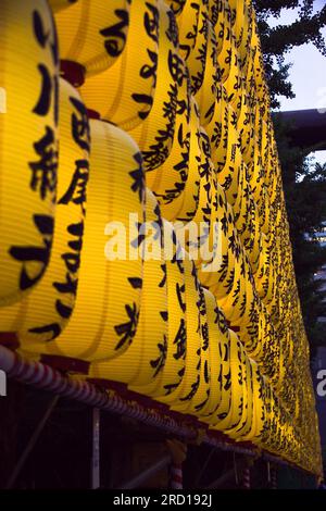 14 juillet 2023, Tokyo, Japon : Festival Mitama du 13 au 16 juillet. Basé sur Obon, un ancien festival japonais pour honorer les esprits des ancêtres décédés. Aujourd'hui, il est devenu un festival d'été aimé à Tokyo. Crédit : Michael Steinebach/AFLO/Alamy Live News Banque D'Images