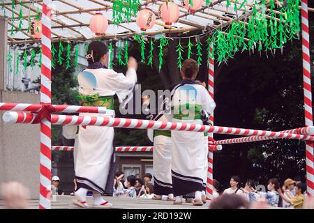 14 juillet 2023, Tokyo, Japon : Festival Mitama du 13 au 16 juillet. Basé sur Obon, un ancien festival japonais pour honorer les esprits des ancêtres décédés. Aujourd'hui, il est devenu un festival d'été aimé à Tokyo. Crédit : Michael Steinebach/AFLO/Alamy Live News Banque D'Images