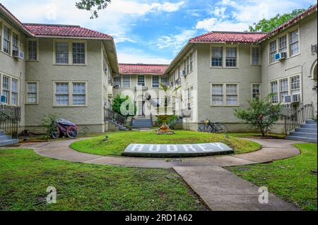 LA NOUVELLE-ORLÉANS, LA, USA - 12 JUILLET 2023 : immeuble historique Audrey Apartment, construit en 1922, sur South Carrollton Avenue Banque D'Images