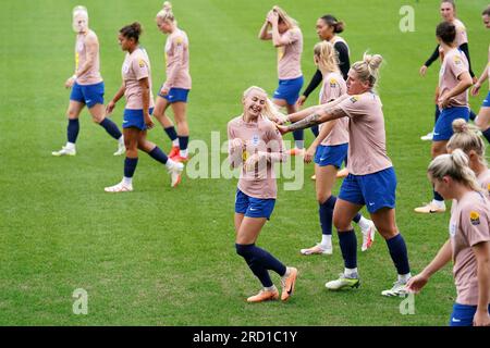 Les Anglais Chloe Kelly (à gauche) et Millie Bright lors d'une séance d'entraînement à Spencer Park, Brisbane, Australie. Date de la photo : mardi 18 juillet 2023. Banque D'Images