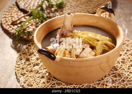 Ragoût d'os de porc avec des morceaux de tofu séchés en cocotte Banque D'Images