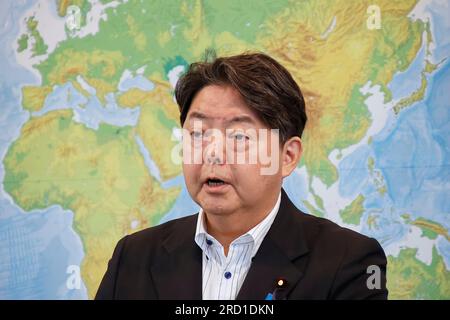 Tokyo, Japon. 18 juillet 2023. Le ministre japonais des Affaires étrangères Yoshimasa Hayashi s'exprime lors de sa conférence de presse régulière au ministère japonais des Affaires étrangères (image de crédit : © Rodrigo Reyes Marin/ZUMA Press Wire) À USAGE ÉDITORIAL SEULEMENT! Non destiné à UN USAGE commercial ! Crédit : ZUMA Press, Inc./Alamy Live News Banque D'Images