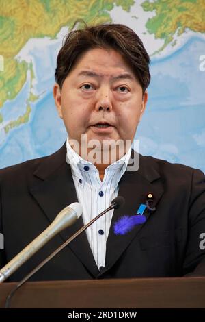 Tokyo, Japon. 18 juillet 2023. Le ministre japonais des Affaires étrangères Yoshimasa Hayashi s'exprime lors de sa conférence de presse régulière au ministère japonais des Affaires étrangères (image de crédit : © Rodrigo Reyes Marin/ZUMA Press Wire) À USAGE ÉDITORIAL SEULEMENT! Non destiné à UN USAGE commercial ! Crédit : ZUMA Press, Inc./Alamy Live News Banque D'Images