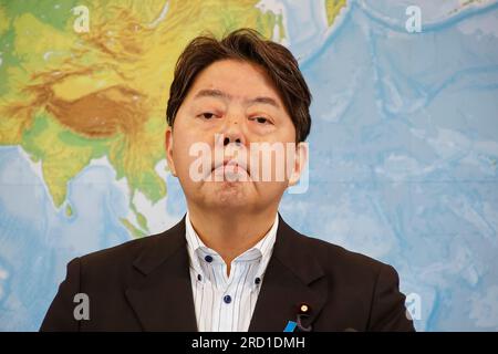 Tokyo, Japon. 18 juillet 2023. Le ministre japonais des Affaires étrangères Yoshimasa Hayashi assiste à sa conférence de presse régulière au ministère japonais des Affaires étrangères (image de crédit : © Rodrigo Reyes Marin/ZUMA Press Wire) À USAGE ÉDITORIAL SEULEMENT! Non destiné à UN USAGE commercial ! Crédit : ZUMA Press, Inc./Alamy Live News Banque D'Images