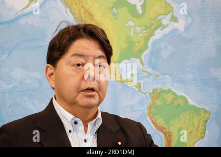 Tokyo, Japon. 18 juillet 2023. Le ministre japonais des Affaires étrangères Yoshimasa Hayashi s'exprime lors de sa conférence de presse régulière au ministère japonais des Affaires étrangères (image de crédit : © Rodrigo Reyes Marin/ZUMA Press Wire) À USAGE ÉDITORIAL SEULEMENT! Non destiné à UN USAGE commercial ! Crédit : ZUMA Press, Inc./Alamy Live News Banque D'Images