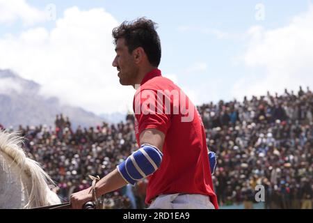 Joueurs de polo devant la foule au Shandur Polo Festival Banque D'Images