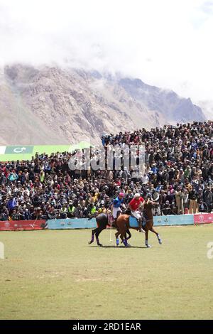 Joueurs de polo devant la foule au Shandur Polo Festival Banque D'Images