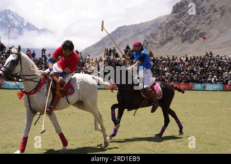 Joueurs de polo devant la foule au Shandur Polo Festival Banque D'Images