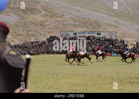 Joueurs de polo devant la foule au Shandur Polo Festival Banque D'Images