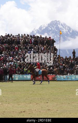 Joueurs de polo devant la foule au Shandur Polo Festival Banque D'Images