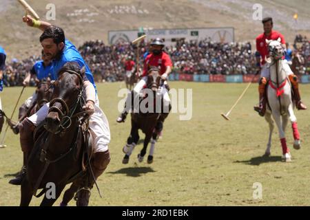 Joueurs de polo devant la foule au Shandur Polo Festival Banque D'Images