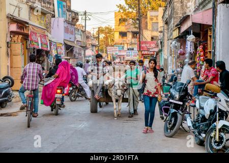 Mandawa, Inde - 17 novembre 2015. Un mélange d'anciens et de nouveaux modes de transport et de vêtements dans une rue bondée typique de Mandawa, Rajasthan. Banque D'Images