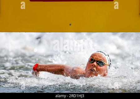 Fukuoka, Japon. 18 juillet 2023. FUKUOKA, JAPON - JUILLET 18 : Sharon van Rouwendaal des pays-Bas en compétition dans le 5km féminin en eau libre le jour 5 des Championnats du monde de natation de Fukuoka 2023 au parc de plage de Momochi en bord de mer le 18 juillet 2023 à Fukuoka, Japon (photo de Nikola Krstic/BSR Agency) crédit : BSR Agency/Alamy Live News Banque D'Images