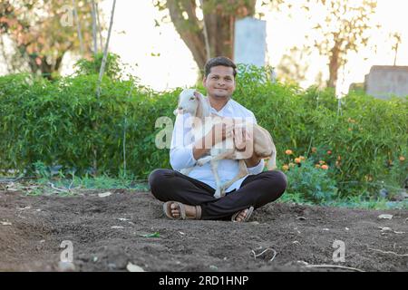 Heureux fermier indien, tenant la chèvre indienne Banque D'Images
