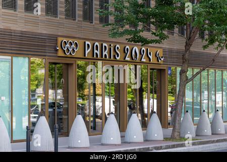 Entrée du bâtiment abritant le siège du comité d'organisation des Jeux Olympiques et Paralympiques de Paris de 2024 Banque D'Images