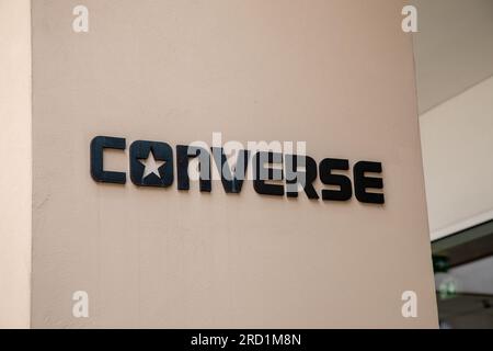 Lyon , France - 07 15 2023 : Converse toutes les marques de texte étoile et logo signe sur façade murale magasin entrée de magasin chaîne signalisation chaussures baskets chaussures Banque D'Images