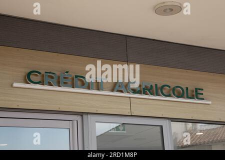 Bordeaux , Aquitaine France - 07 15 2023 : crédit agricole CA signe la marque et le texte logo de la banque de bureau sur la façade de l'agence murale Banque D'Images