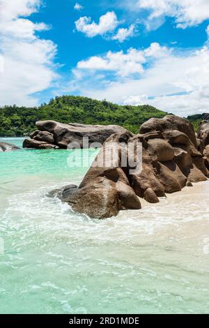 Roches granitiques sur la plage publique de Baie Lazare, île de Mahé, Seychelles. Banque D'Images