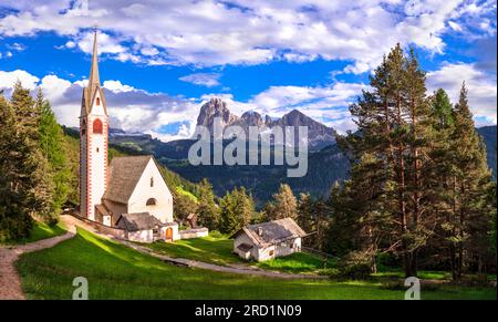 Des paysages alpins incroyables. Belles montagnes Dolomites. Vue de l'église San Giacomo près du village d'Ortisei. Val Gardena, Tyrol du Sud, Italie Banque D'Images