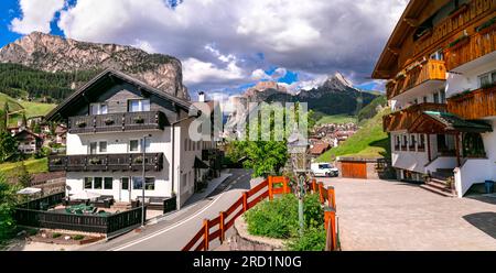 panorama de la pittoresque station de ski du village de Val Gardena avec des maisons traditionnelles dans le Tyrol du Sud, entouré par les montagnes des Alpes Dolomites, dans le nord de l'Italie. Banque D'Images