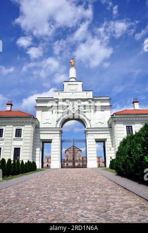 Porte d'entrée du palais Ruzhany Sapieha dans la ville de Ruzhany, Biélorussie. Banque D'Images