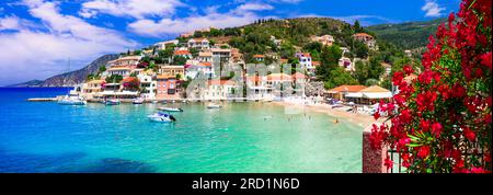 L'un des plus beaux villages grecs traditionnels - Assos pittoresque en Céphalonie (Céphalonie) îles Ioniennes , destination touristique populaire en Grèce Banque D'Images