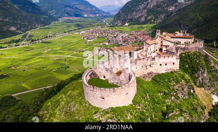 Castel Beseno vue panoramique aérienne drone - châteaux médiévaux historiques les plus célèbres et impressionnants de l'Italie dans la province de trente, région du Trentin Banque D'Images