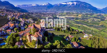 Tourisme du nord de l'Italie. Village de montagne pittoresque traditionnel Schenna (Scena) près de la ville de Merano dans la région du Trentin - Haut-Adige. drone aérien hig Banque D'Images