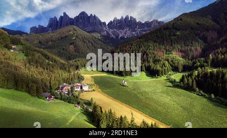 Superbe paysage alpin de montagnes de roches Dolomites à couper le souffle dans les Alpes italiennes, Tyrol du Sud, Italie. Vue aérienne du Val di Funes et du village Maddale Banque D'Images