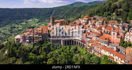 La plupart des villages pittoresques d'Italie. Vue aérienne drone du village de Nemi situé dans le lac volcanique Albano. Site touristique populaire près de Rome Banque D'Images