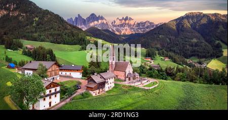 Superbe paysage alpin de montagnes de roches Dolomites à couper le souffle dans les Alpes italiennes, Tyrol du Sud, Italie. Vue aérienne du Val di Funes et du village Santa M. Banque D'Images