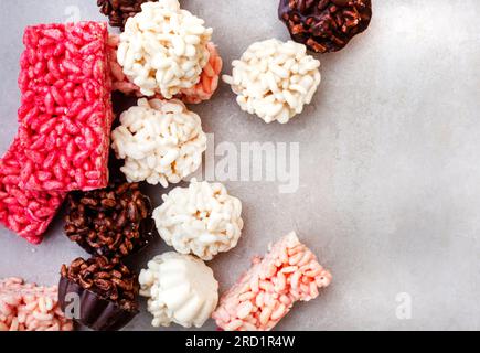 Friandises au riz soufflé, délicieux chocolat et guimauve friandises au riz croustillantes Banque D'Images