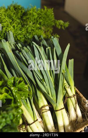 Gros plan de légumes dans des boîtes à l'épicerie biologique d'aliments naturels Banque D'Images