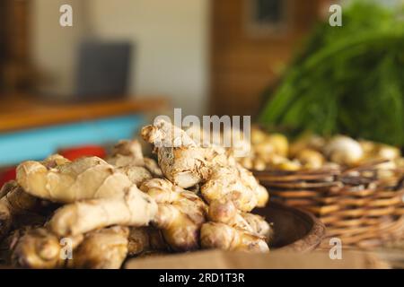 Gros plan de légumes dans des boîtes à l'épicerie biologique d'aliments naturels Banque D'Images