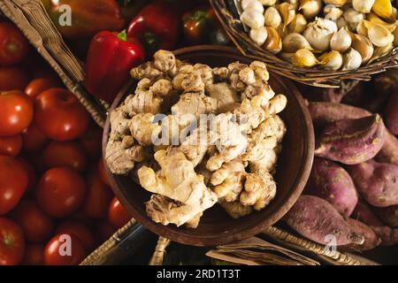 Gros plan de légumes dans des boîtes à l'épicerie biologique d'aliments naturels Banque D'Images